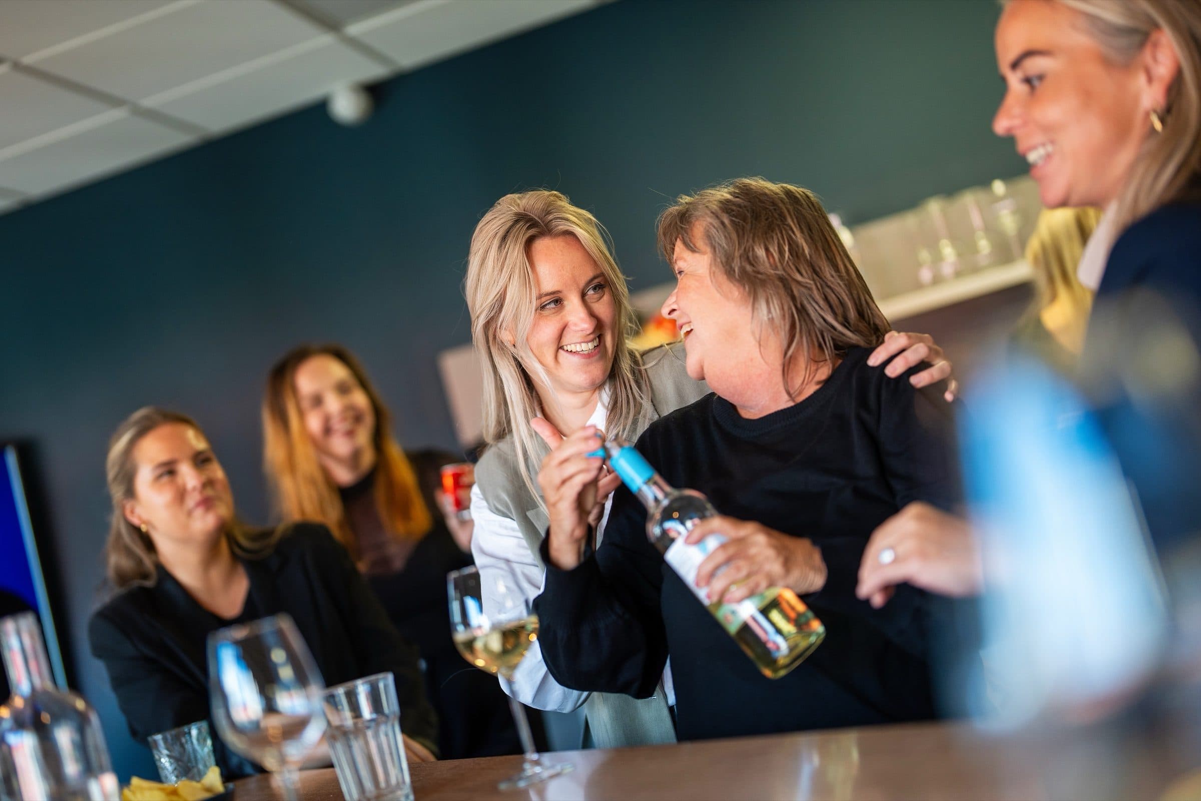 Het Work-on team proost samen tijdens een borrel