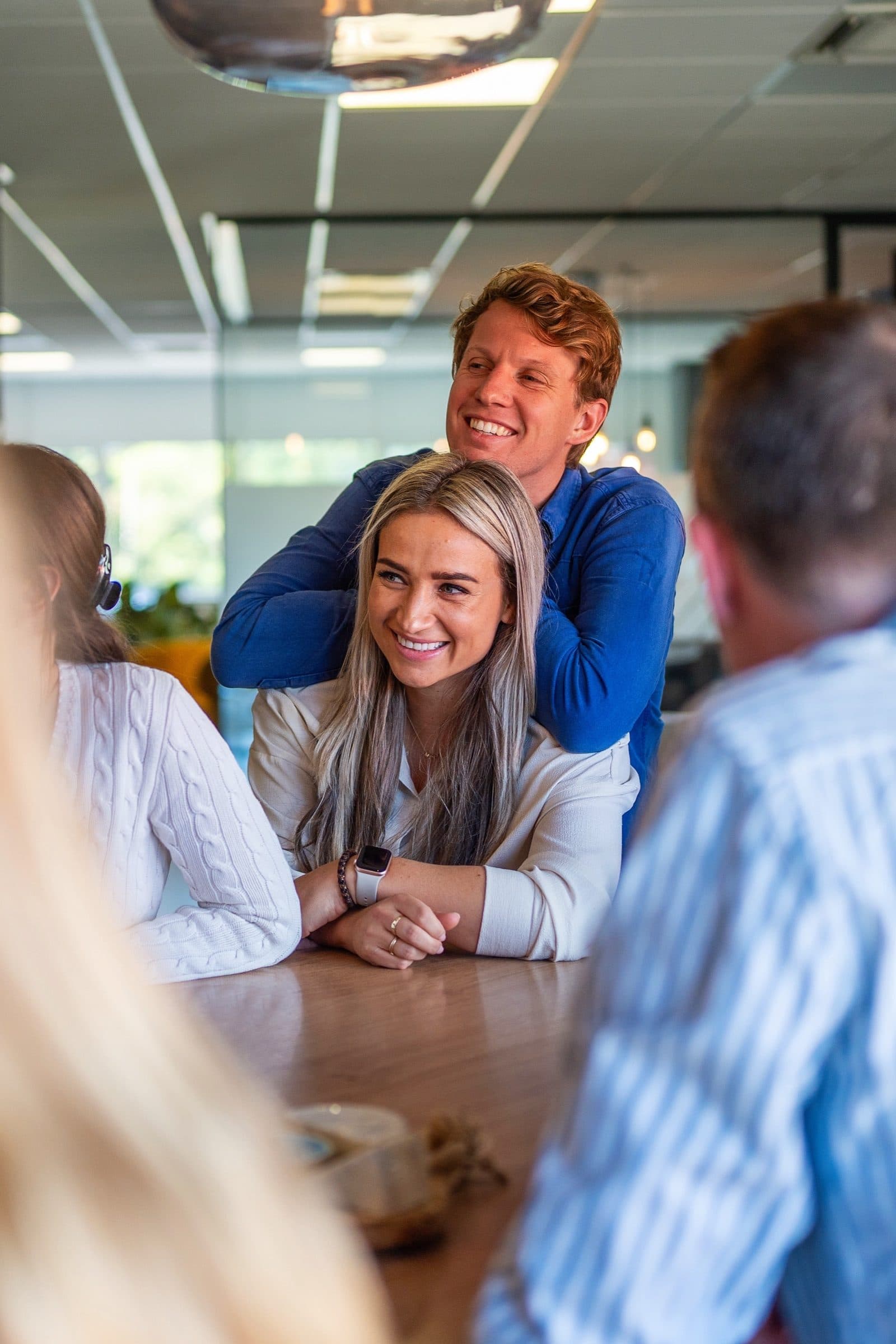 Collega's van Work-on in gesprek aan tafel