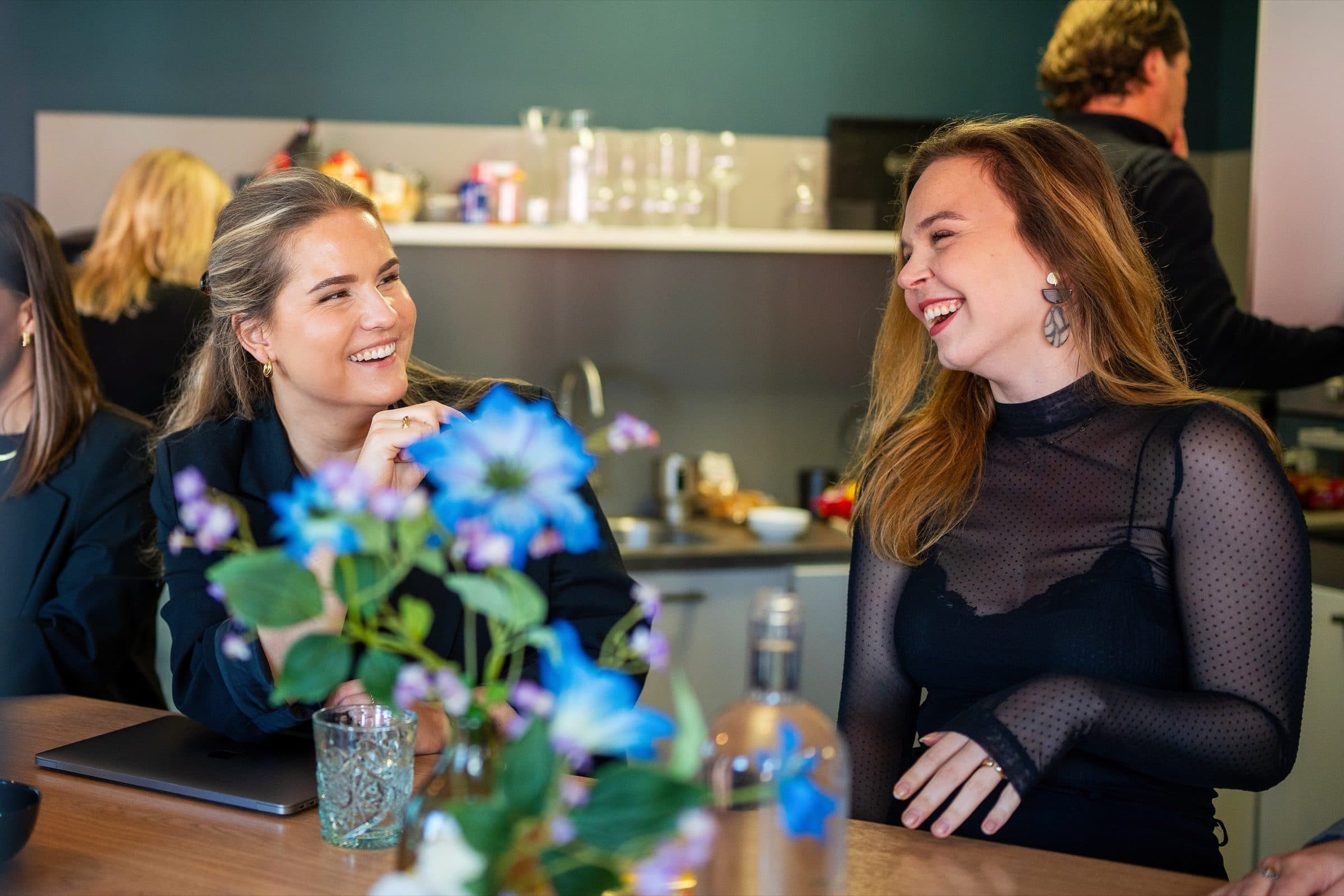 Twee collega's maken plezier in de keuken van het Work-on kantoor