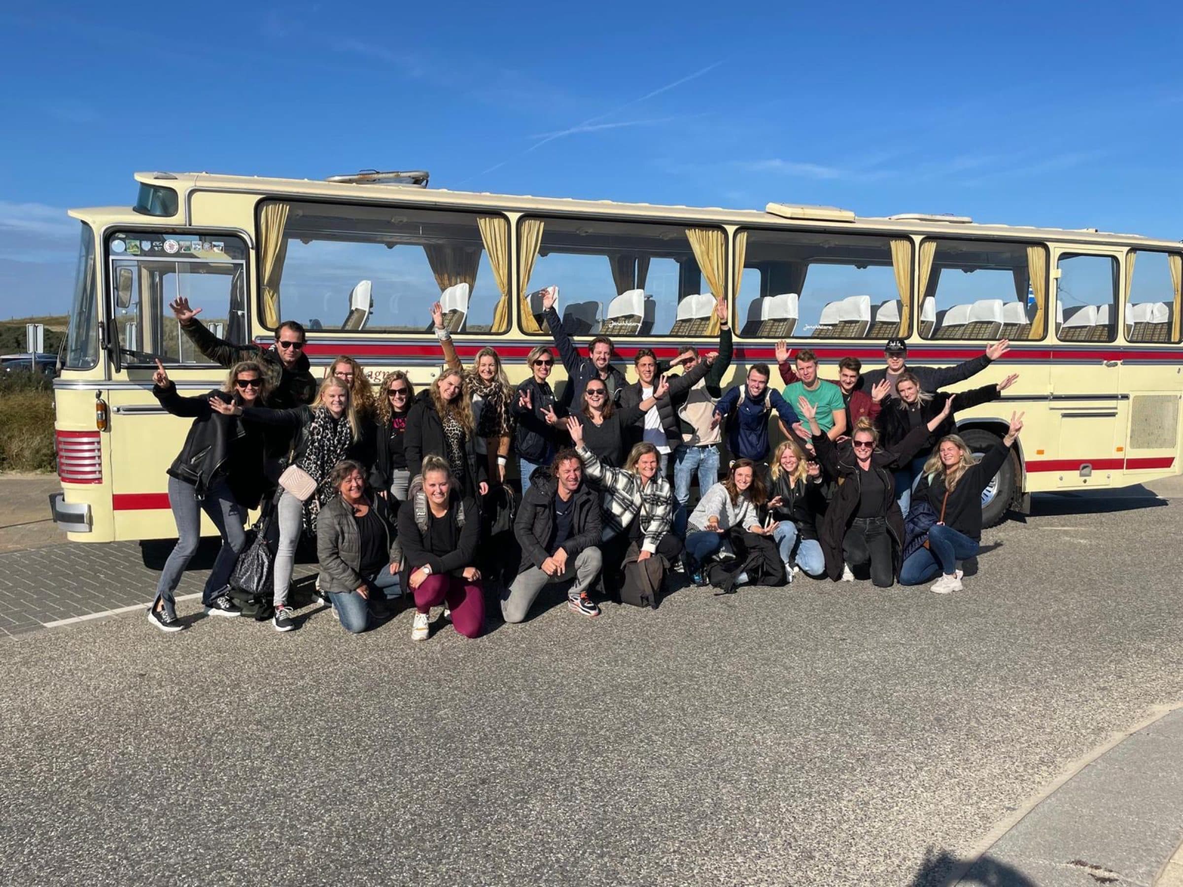 Het team voor de bus tijdens een Work-on teamuitje