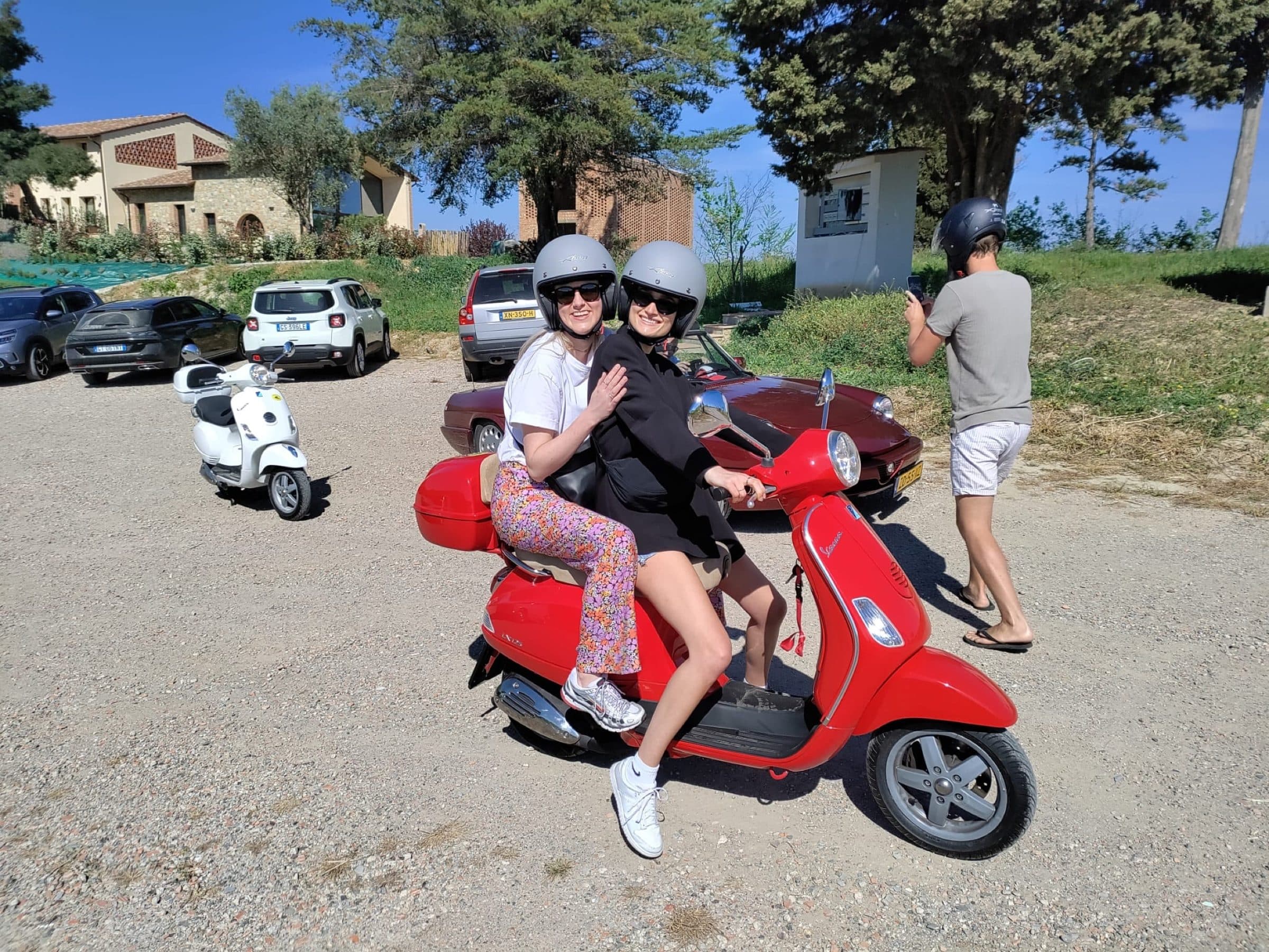 Collega's op een vespa tijdens het teamuitje in Italië