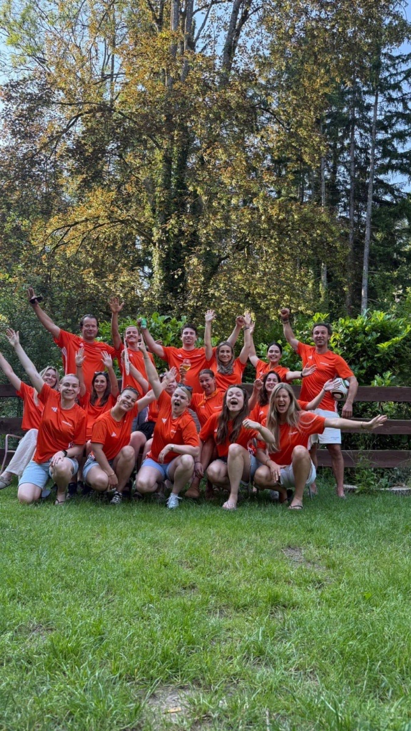 Het Work-on voetbalteam in oranje shirts