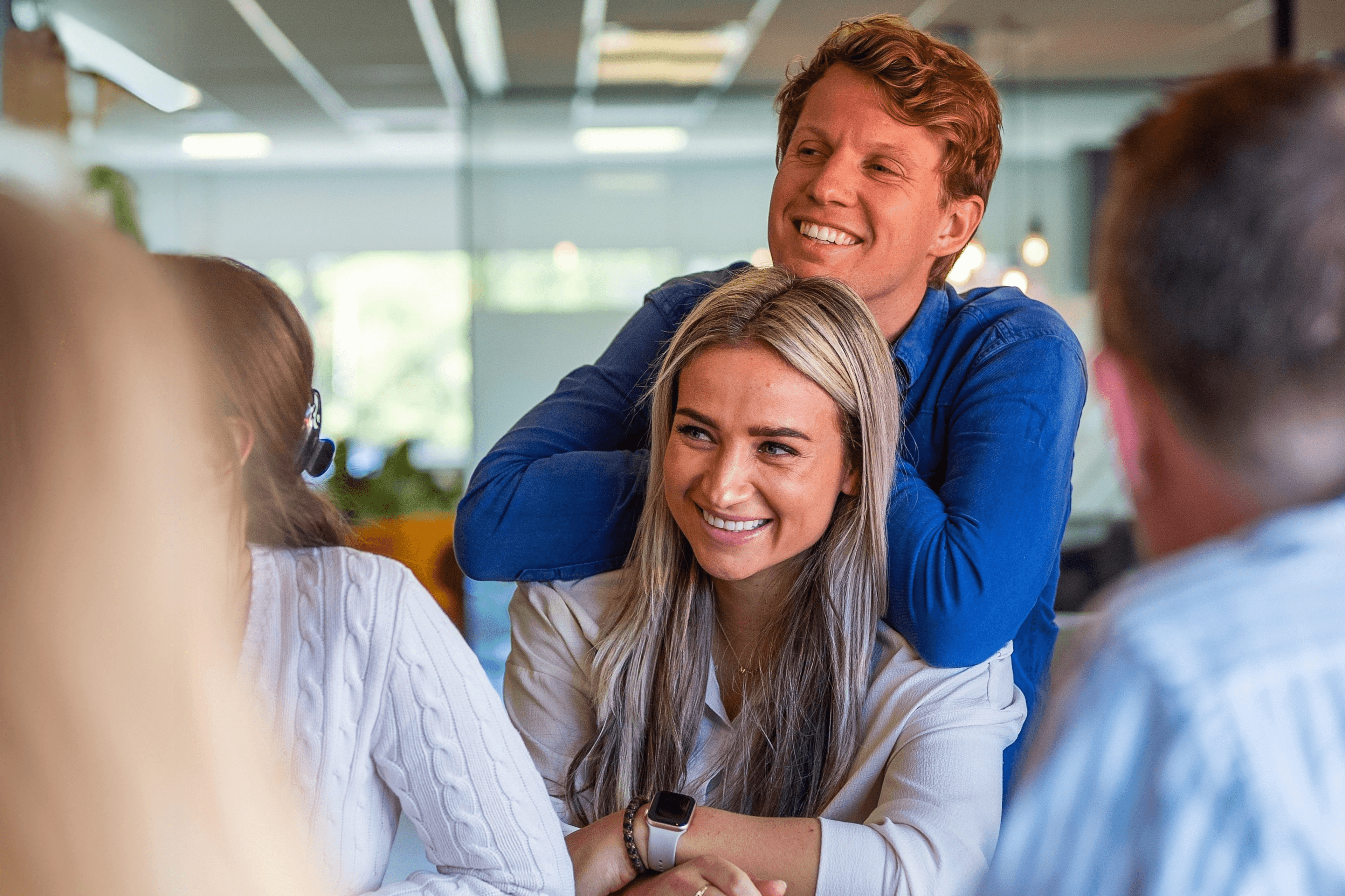 2 werkstudenten staan lachend op de foto