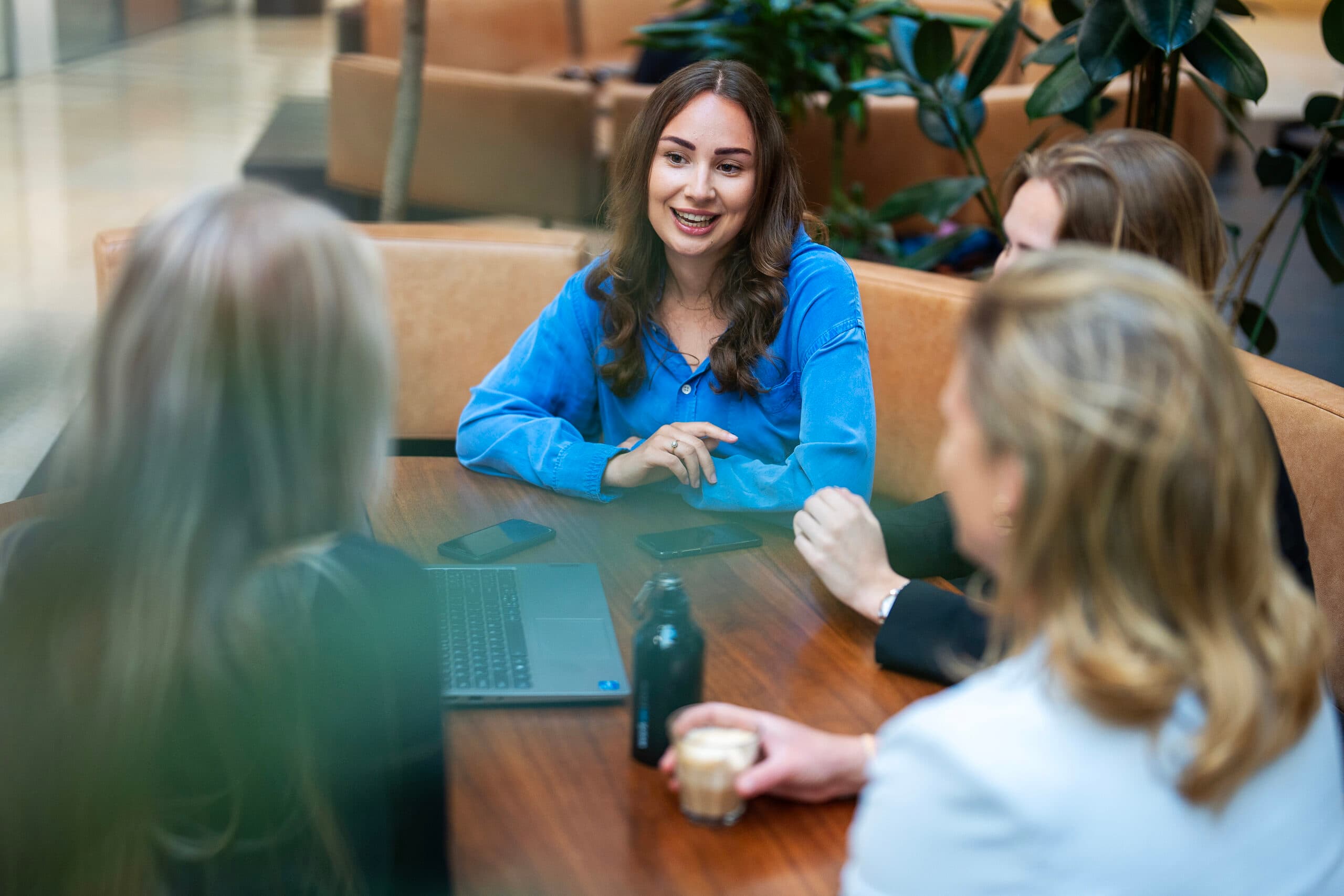 Twee mannen in gesprek tijdens een functioneringsgesprek in een vergaderruimte