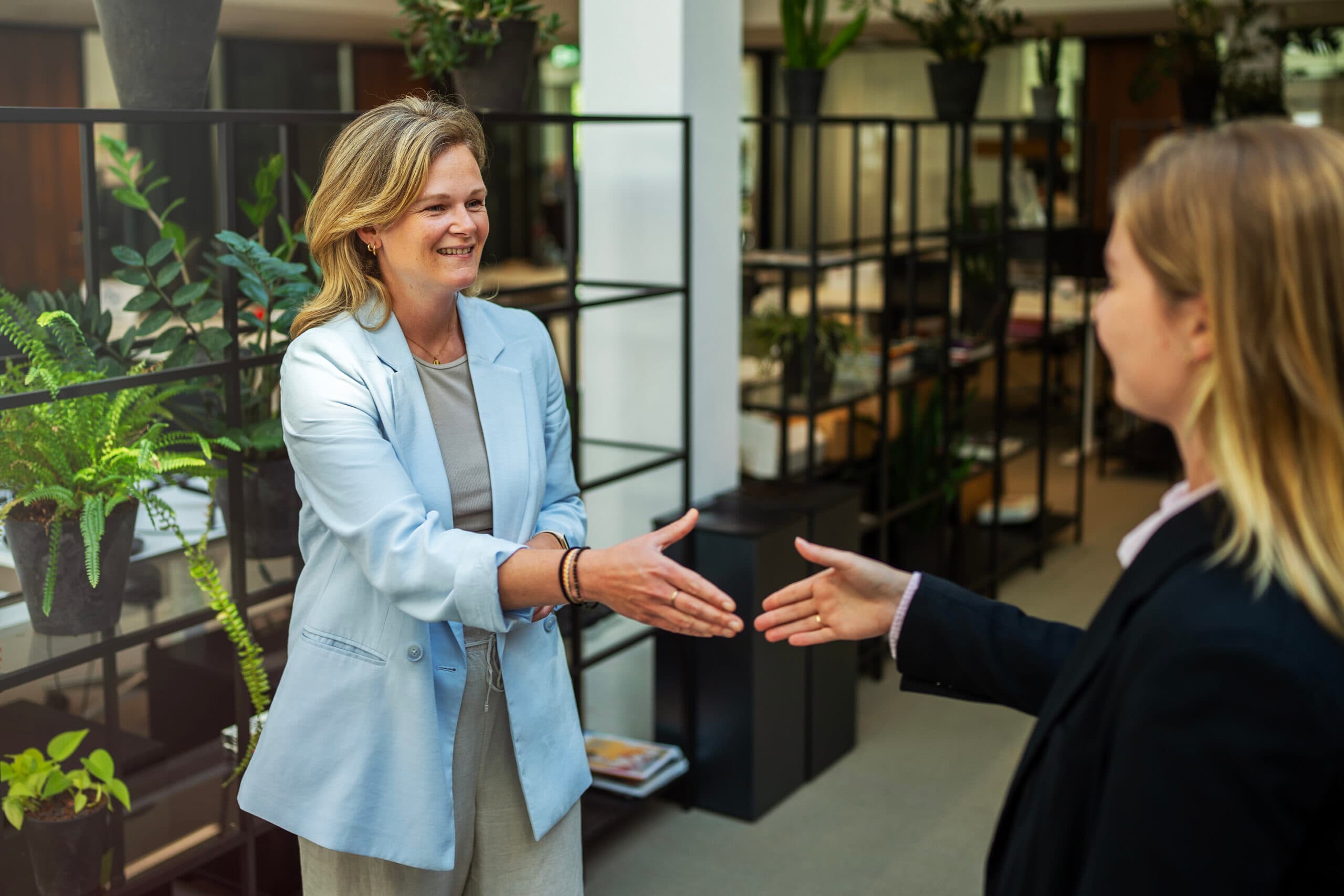 Work-on medewerker in gesprek op locatie bij een opdrachtgever