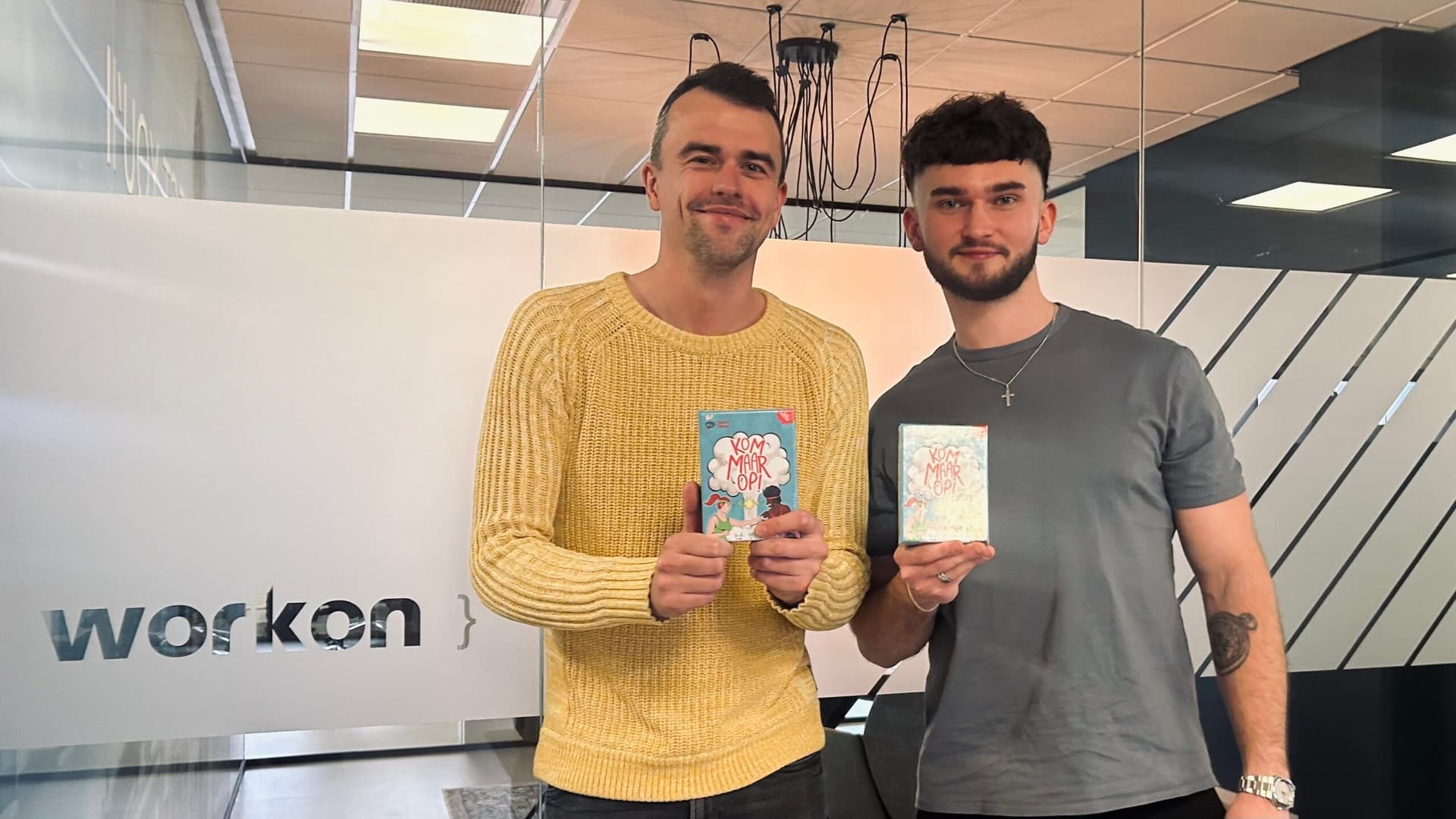 2 jonge mannen poseren met het spel 'Kom maar op'